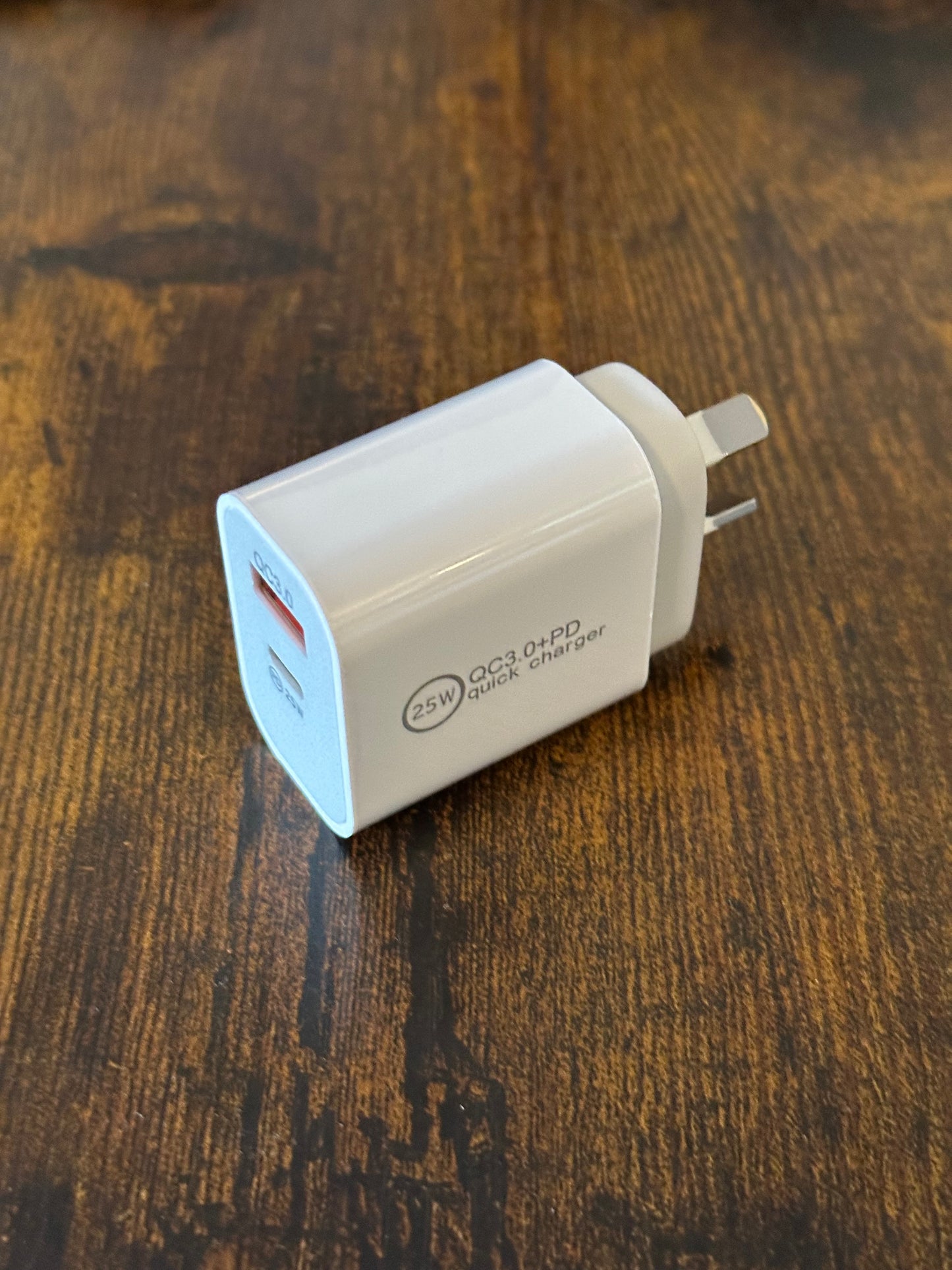 20W Fast Charging Wall Plug – USB-C & USB Ports