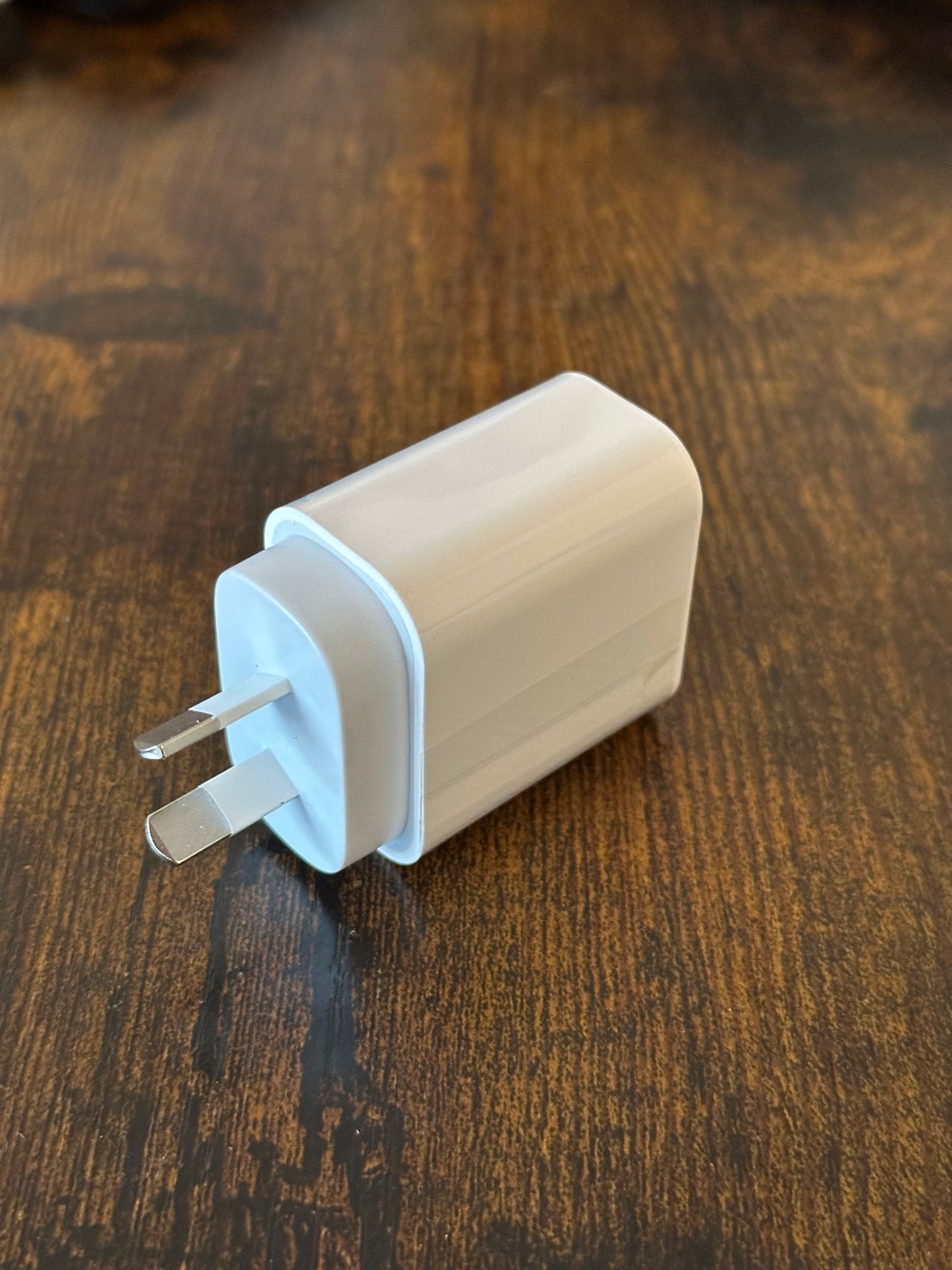 20W Fast Charging Wall Plug – USB-C & USB Ports